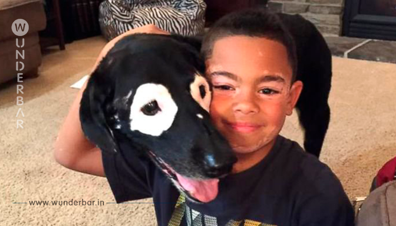 Ein Hund half einem kleinen Jungen mit Vitiligo, sich in dem Spiegel anzusehen und sich normal zu fühlen