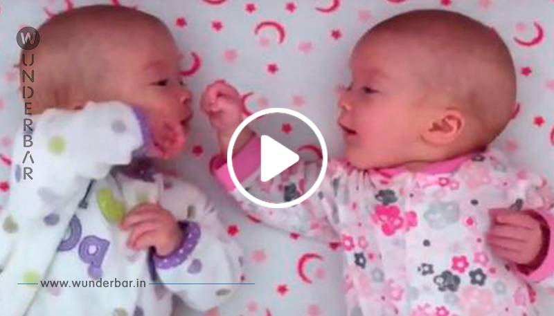 Eineiige Zwillingsschwestern treffen sich zum ersten Mal - Ihre erste Unterhaltung ist einfach unbezahlbar