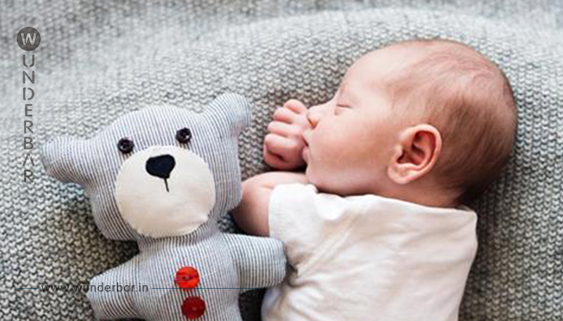 Adoptionsagenturen sind auf der Suche nach Menschen, die auf freiwilliger Basis mit Neugeborenen kuscheln