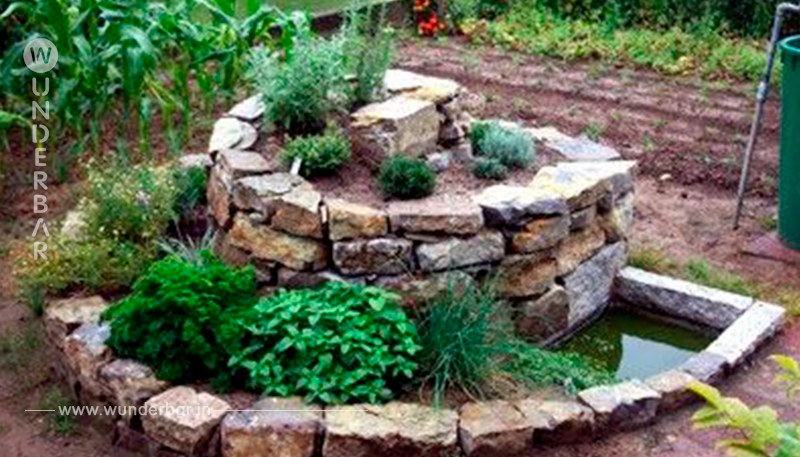 Stapeln Sie einige Steine aufeinander und bauen Sie Ihre eigene Kräuterschnecke im Garten… leckere frische Kräuter!