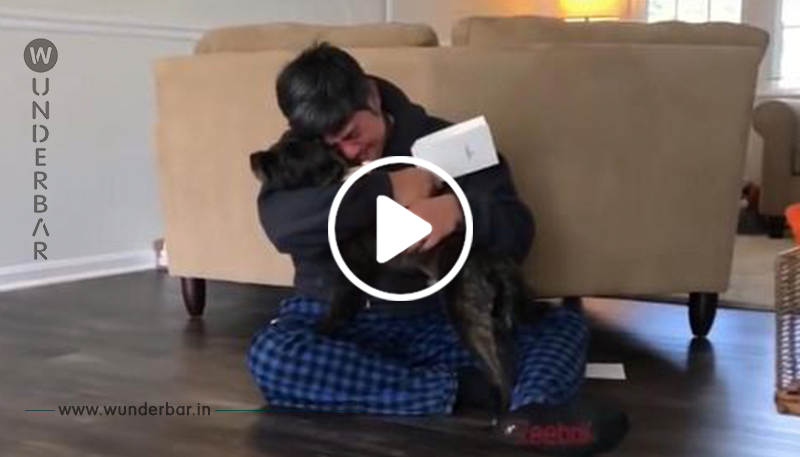 Ein Mann bricht in Tränen aus, als seine Frau ihm sagt, dass sie ihren pflegebedürftigen Hund behalten können