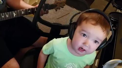 Musikalischer Vater hört, wie kleines Kind einen Elvis Song singt und nimmt dieses niedliche Video auf