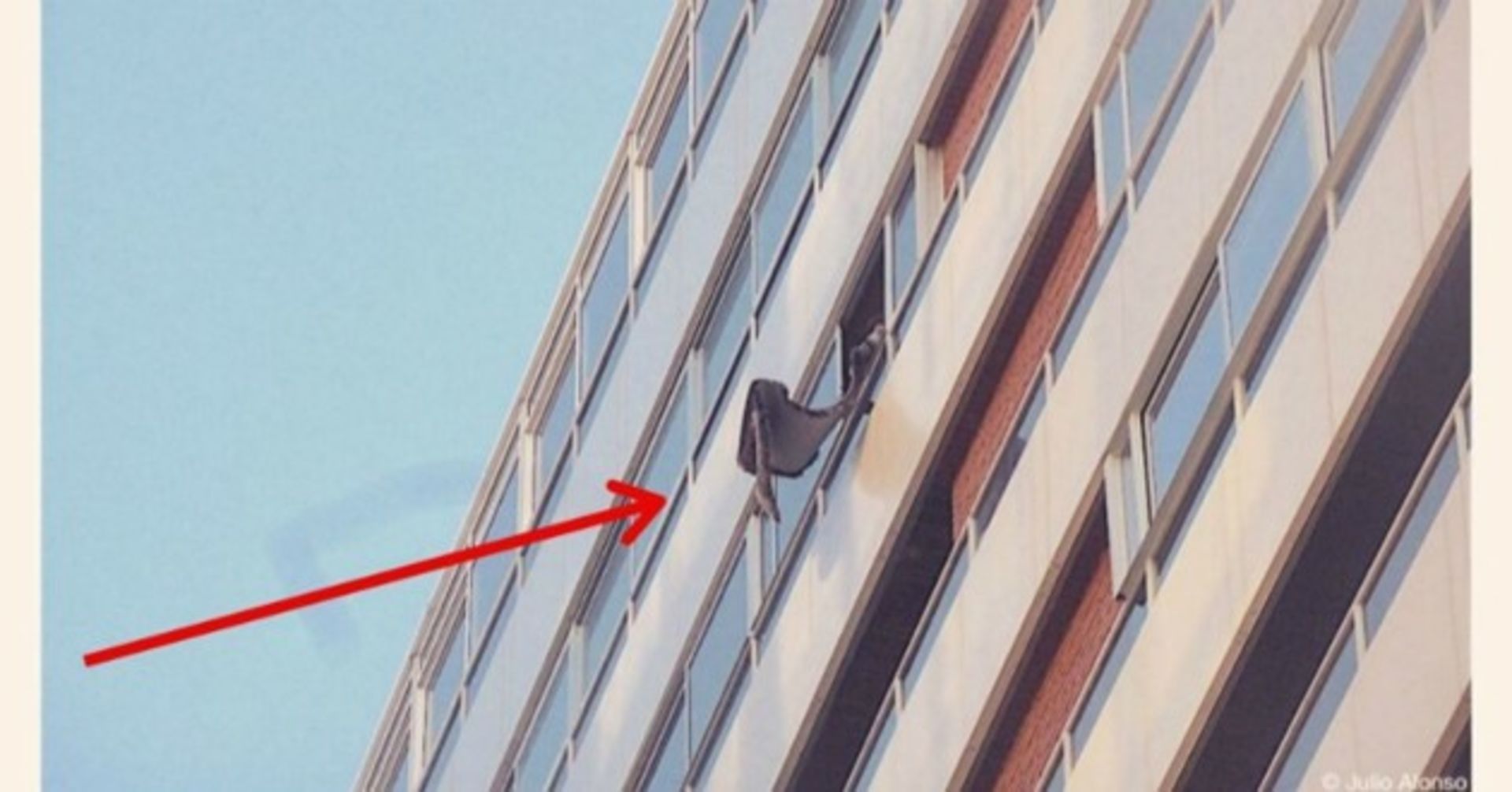 Frau wirft etwas vom Balkon: Als die Polizei kommt, sitzt der Schock tief