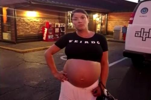 Schwangerer Frau wird aufgrund ihres kurzen Tops in Restaurant nicht bedient