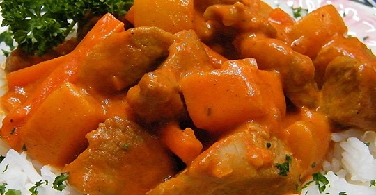 Putenbrust-Curry mit Möhren und Pfirsichen
