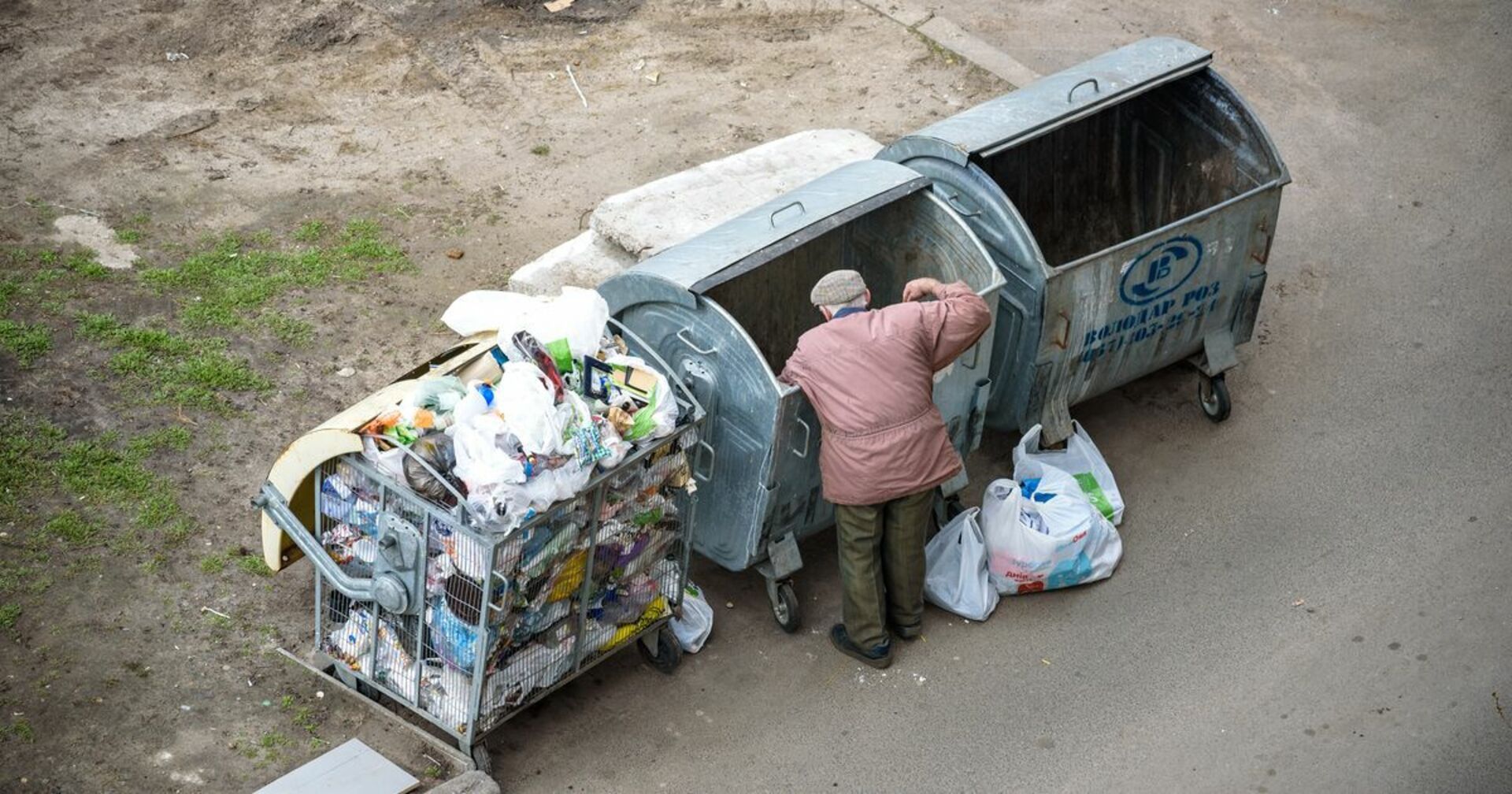 Er entdeckt eine halb offene Raviolidose im Müll: Als er hineinsieht, schreit er laut auf