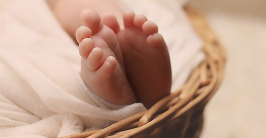 Irre: Mann wollte drei Monate altes Baby ersticken weil es weinte