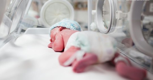 Säugling leidet an schwerer Hautkrankheit – Eltern lassen Baby im Krankenhaus zurück