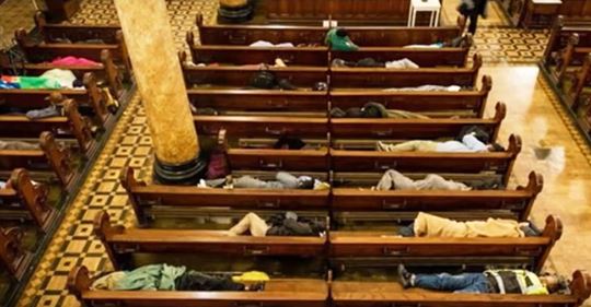 Kirche öffnet ihre Türen für 225 wohnungslose Menschen und gibt ihnen jede Nacht einen sicheren warmen Platz zum übernachten