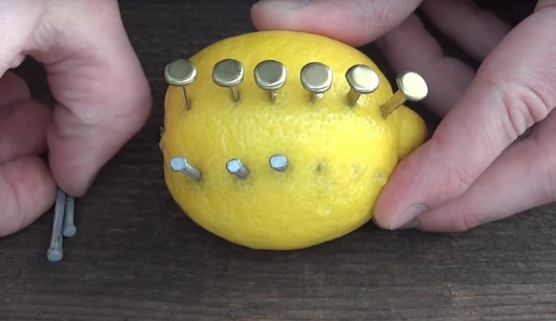 Geniales Experiment: Feuer machen mit Zitrone.