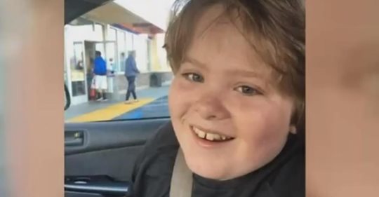 13 jähriger autistischer Junge stirbt, nachdem er in Schule gezügelt wurde, 3 Mitarbeiterinnen sind aufgrund von Totschlag angeklagt worden