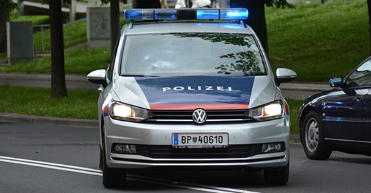 Serbe ging mit Axt auf Autofahrer und Polizisten los