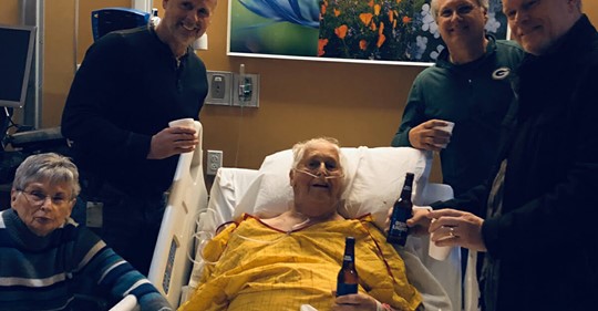Ein letztes gemeinsames Bier: 87 jähriger Vater verabschiedet sich von seinen Söhnen