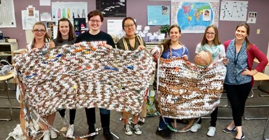 Highschool-Schüler machen aus Plastiktüten ca. 1,80 Meter lange Schlafmatten für Obdachlose