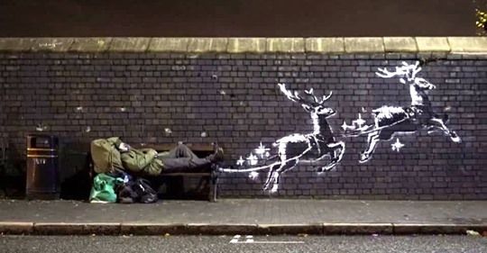 Banksys doppeldeutiger Weihnachtsgruß: Rentiere ziehen einen Obdachlosen hinter sich her