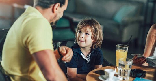 Ein Vater ist wütend, weil eine Kellnerin seinen 4 Jährigen maßgeregelt hat, weil er ein Restaurant 