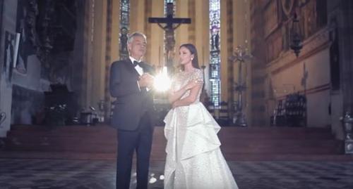 Andrea Bocelli singt ein atemberaubendes Duett mit Aida Garifullina in einer Kirche