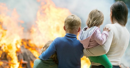 Sie stand selbst schon in Flammen: Mutter rettet ihre sechs Kinder aus brennendem Haus