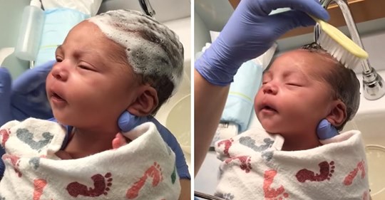 Neugeborenes Baby Amira strahlt beim Haarewaschen Gelassenheit aus