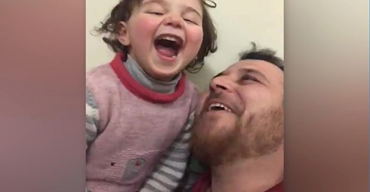 Syrischer Vater erfindet 'Lach-Spiel',um seine Tochter von Bombengeräuschen abzulenken