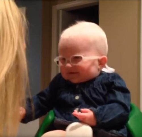 Baby bekommt seine erste Brille und sieht seine Mutter klar und deutlich