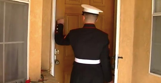 Marinesoldat taucht für die Weihnachtsfeiertage unangekündigt an der Tür seiner Mutter auf