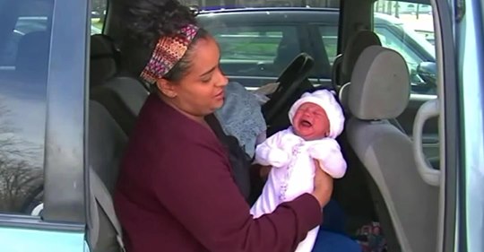 Polizist sieht Mutter, die ihre 3 Wochen alte Tochter auf dem Rücksitz eines geparkten Autos stillt – und verpasst ihr einen Strafzettel