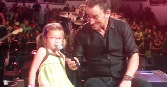 4 Jährige betritt die Bühne beim Springsteen Konzert und wird 'jüngstes Mitglied der E Street Band'