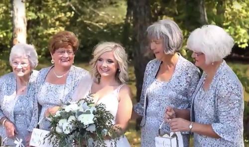 Ein Brautpaar beschließt, die gewöhnlichen Blumenmädchen gegen ihre vier Großmütter auszutauschen