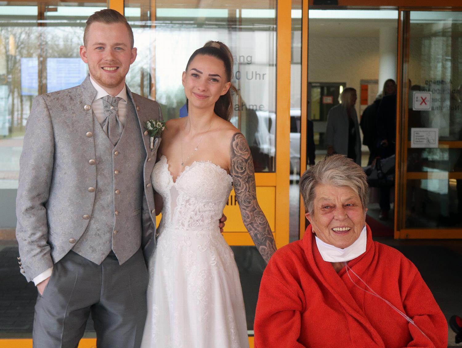 Keine Hochzeit ohne Oma: Paar aus Bayern heiratet kurzfristig im Krankenhaus