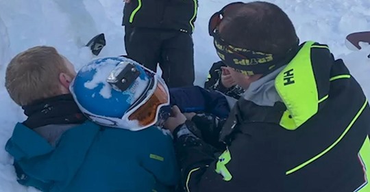 Junge filmt, wie er in Schneeloch stürzt - 30 Minuten später rettet ihn Vater