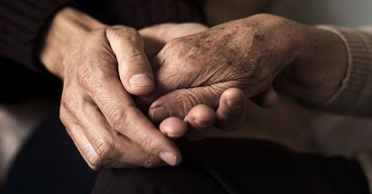 Meine Mutter leidet an Alzheimer: 'Du bist in deiner Welt – und ich fühle mich verlassen'