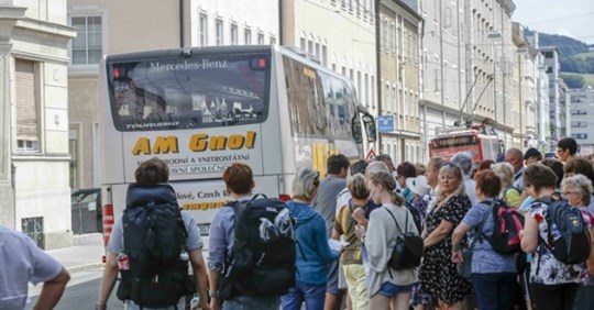 Reisegruppen strömten weiterhin nach Salzburg