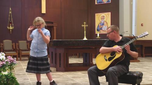 Ein 7-jähriges Mädchen singt in der Kirche ein einzigartiges Cover von 'Hallelujah' und beeindruckt die Leute