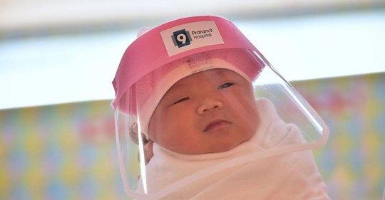 Schutz vor Coronavirus: Neugeborene in Thailand erhalten spezielle Masken