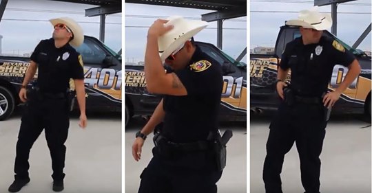 Tanzender Polizist zeigt, dass er bei der Tanz Challenge in Schwung kommt