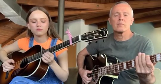Der Sänger von Tears For Fears singt 'Mad World' von zu Hause aus mit seiner Tochter, und es ist einfach herrlich