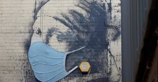 Banksy Kunstwerk trägt jetzt Gesichtsmaske – doch wer hat das Werk ergänzt?