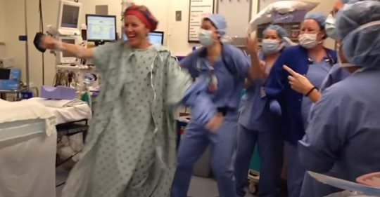 Ärztin mit Krebs hebt die Stimmung mit ihrem Tanz zu Beyoncé, bevor sie sich zur doppelten Mastektomie unters Messer legt