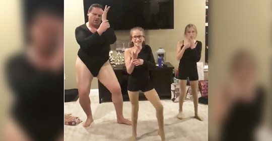 Ein cooler Papa quetscht sich in einen Turnanzug für einen Tanz mit seinen Töchtern zu 