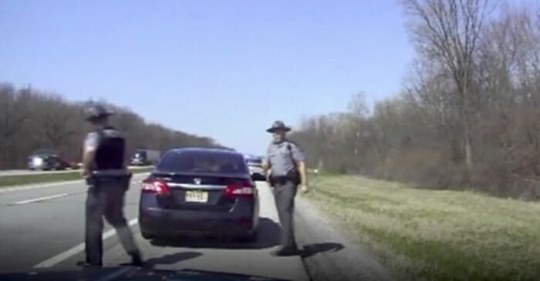 Polizist führt Verkehrskontrolle auf Autobahn durch – entdeckt dabei 15 jähriges Opfer von Menschenhandel