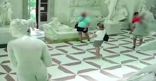 Tourist posiert für Foto und bricht Nackt-Statue die Zehen ab