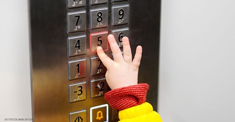 Feuerwehr befreit Kleinkind (1) aus Aufzug & soll über 7.000€ Strafe bezahlen
