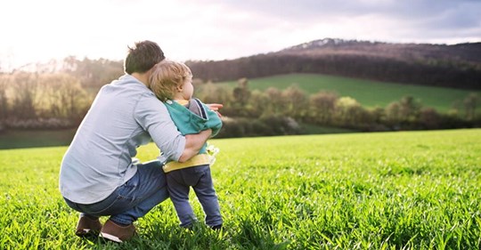 Single Vater will sein 2 jähriges Kind zur Adoption freigeben, damit er ihn nicht hasst