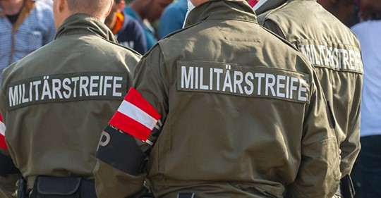Soldaten kontrollieren Bürger: Europa taumelt in Corona Diktatur