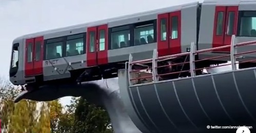 Metro in der Nähe von Rotterdam durchbrach die Absperrung und stürzte aus der Bahnüberführung