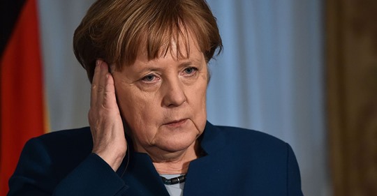 Schock für Angela Merkel: Auto rast in Tor des Kanzleramts!