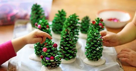 Die schönsten kinderfreundlichen Weihnachtsbäume zum Basteln mit Kindern!