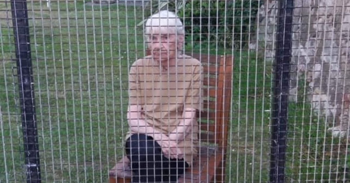 Mann ist gezwungen, seine demente 89-jährige Mutter durch ein Metallgitter zu besuchen