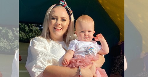 England: Mutter lässt bei ihrem Baby (8 Monate) Ohrlöcher stechen – wird dafür im Internet angefeindet